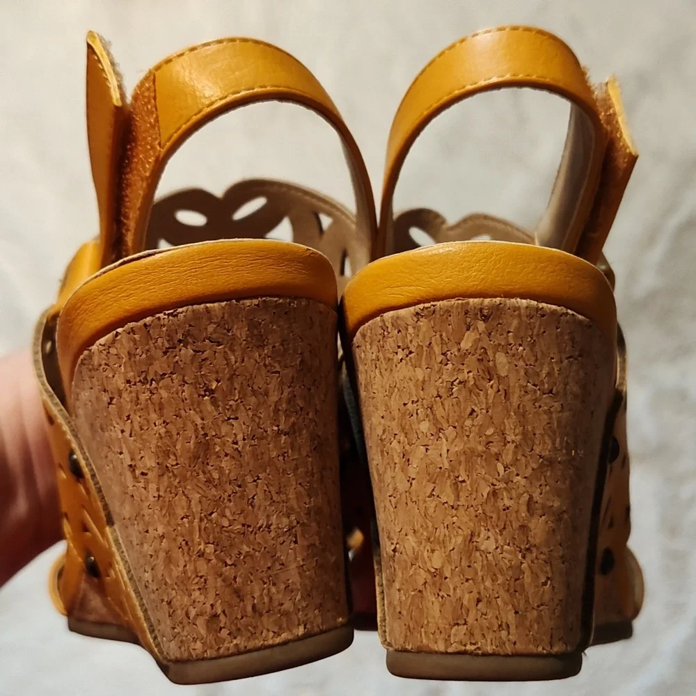 Mootsies Tootsies Tania Sun Cutout Wedge Sandals Mustard Yellow Summery Size 9